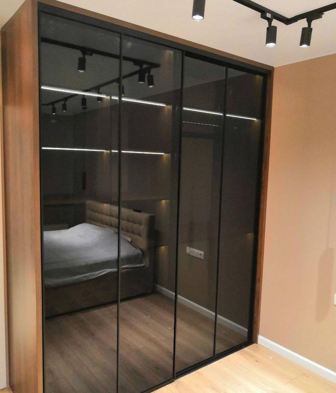 Шкаф-купе коричневый со стеклом фото