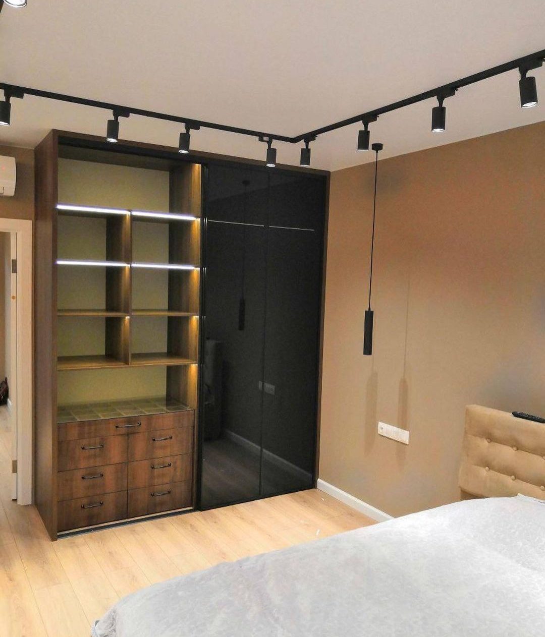 Шкаф-купе коричневый со стеклом фото