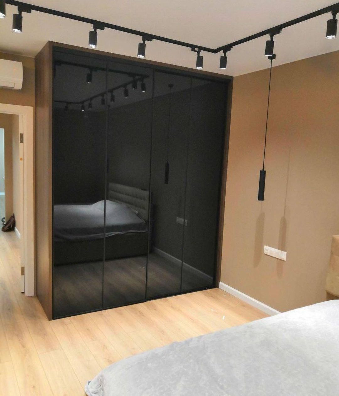 Шкаф-купе коричневый со стеклом фото