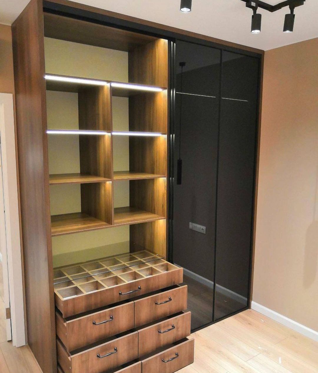 Шкаф-купе коричневый со стеклом фото