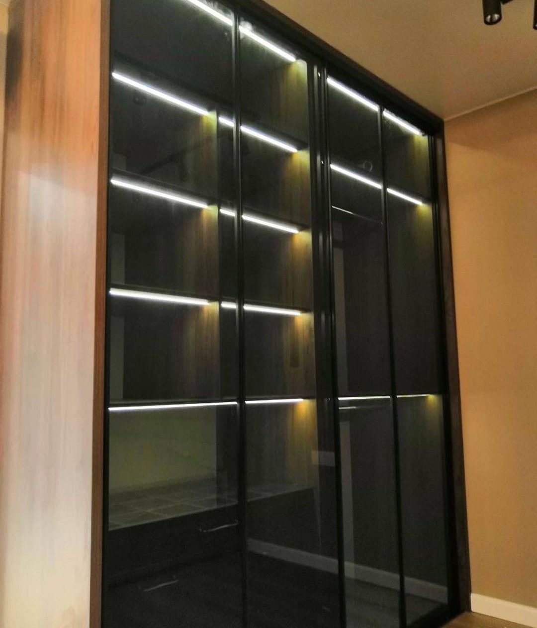 Шкаф-купе коричневый со стеклом фото