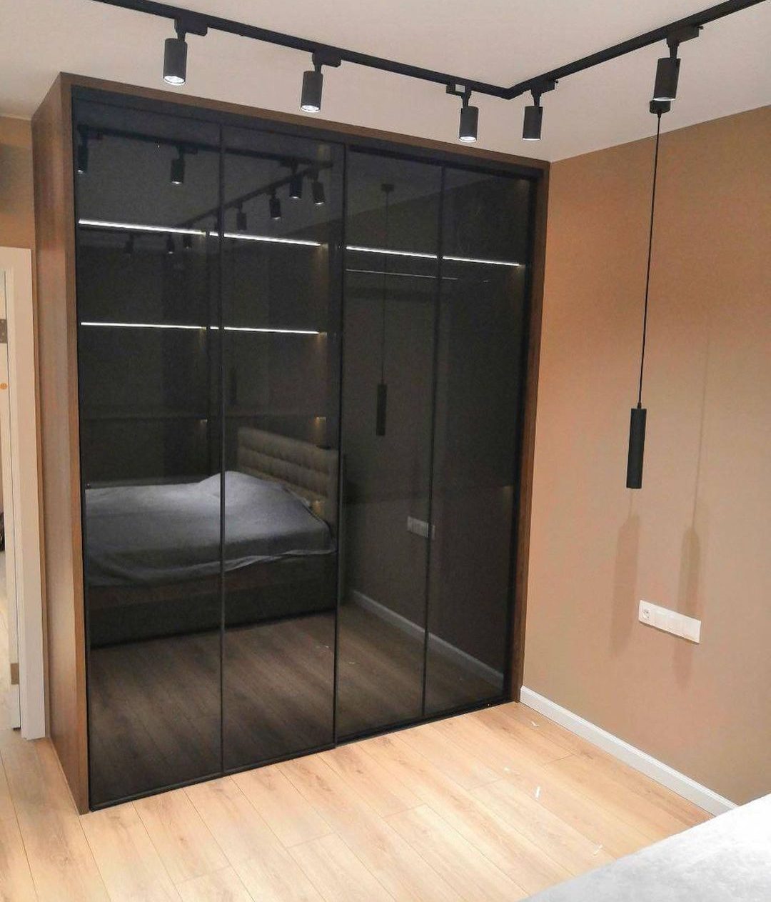 Шкаф-купе коричневый со стеклом фото