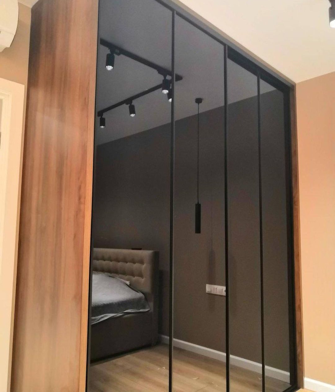 Шкаф-купе коричневый со стеклом фото