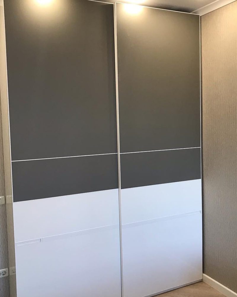 Шкаф-купе серо-белый