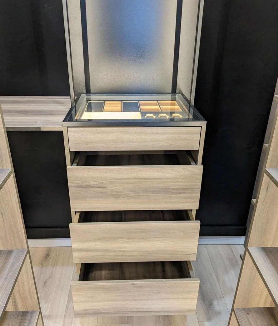 Шкаф-купе черный зеркальный