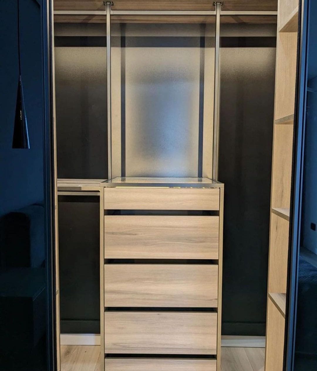 Шкаф-купе черный зеркальный фото