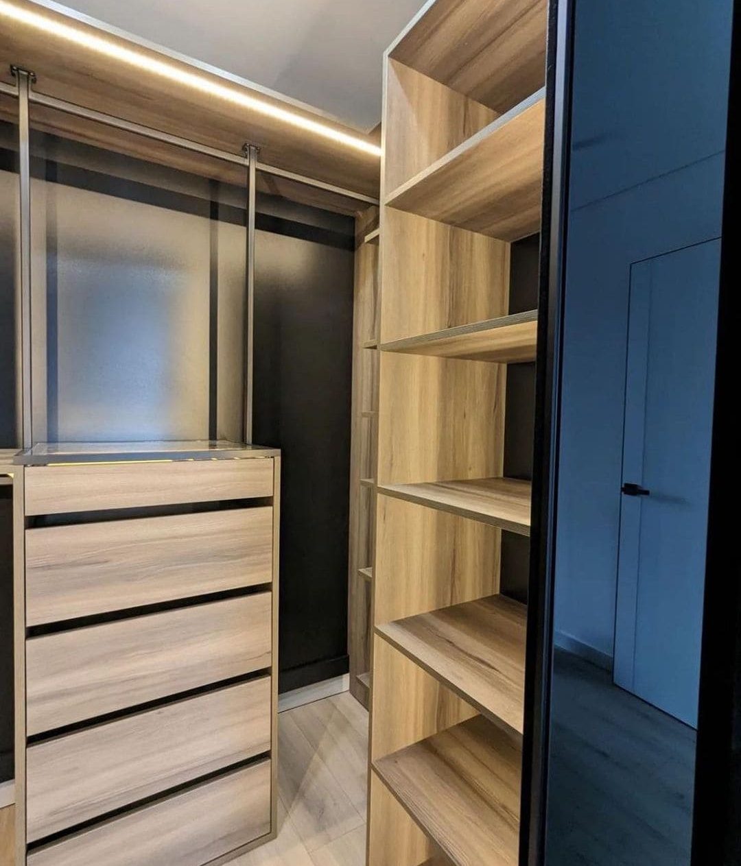 Шкаф-купе черный зеркальный фото