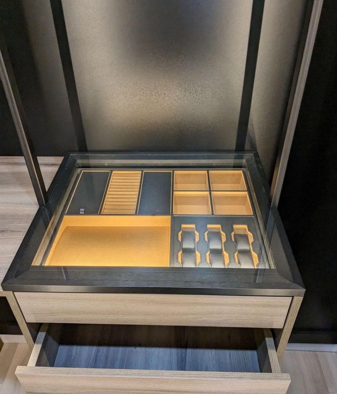 Шкаф-купе черный зеркальный фото