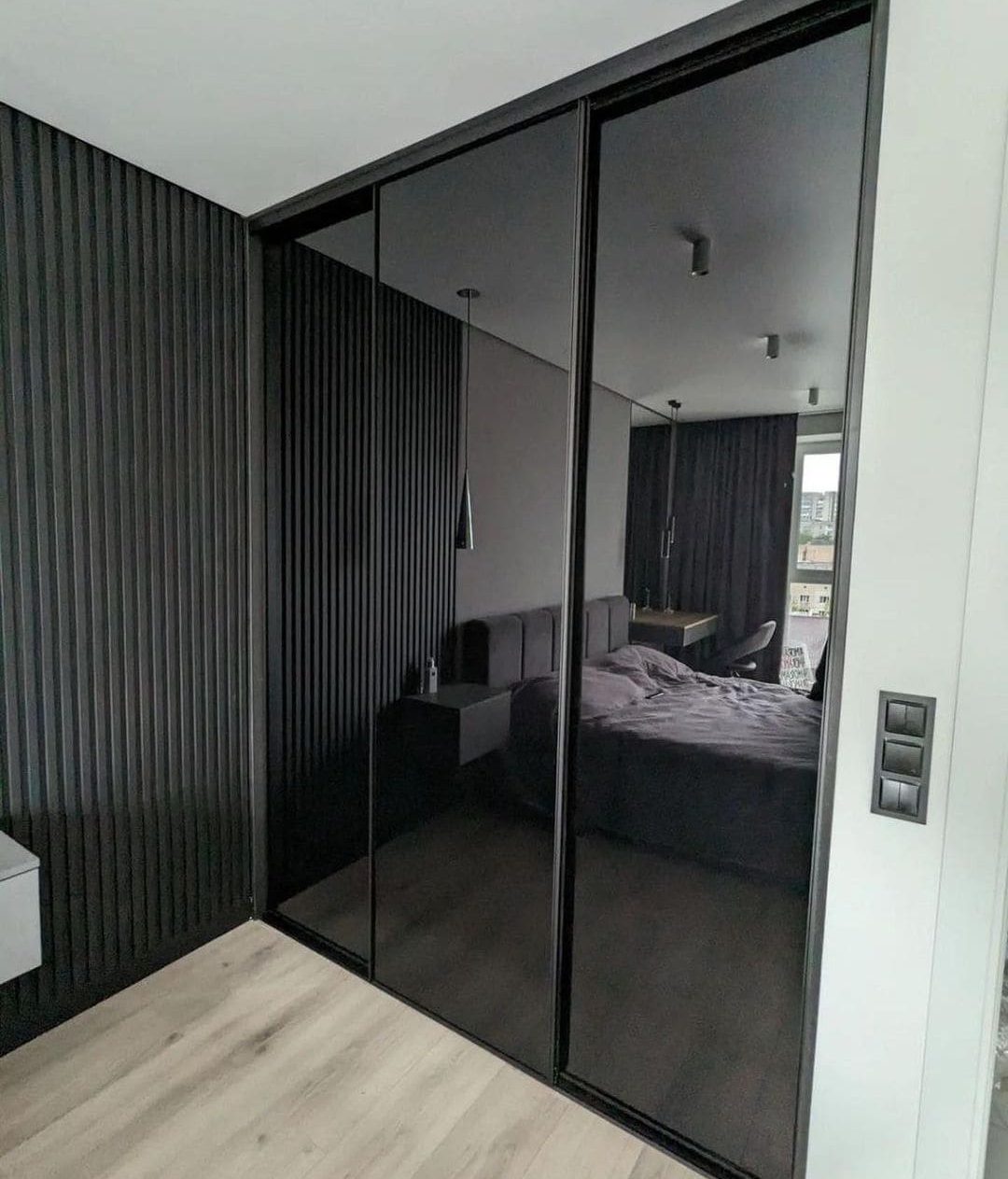 Шкаф-купе черный зеркальный фото