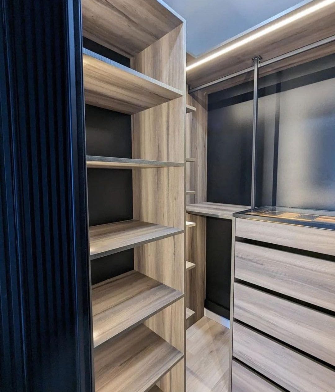 Шкаф-купе черный зеркальный фото