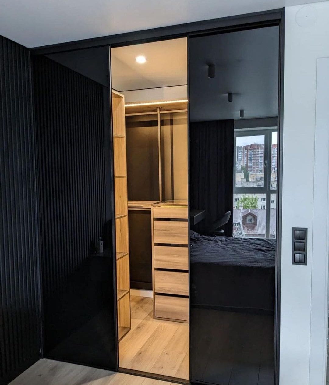 Шкаф-купе черный зеркальный фото
